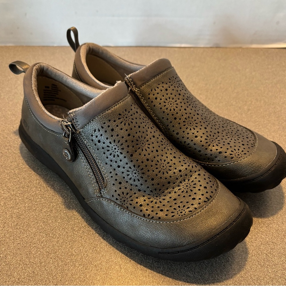JBU Avery women's slip-on shoes side‎ zipper petal-inspired cutout. SZ 8M